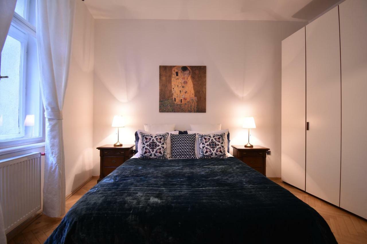 Cozy Flat By The Astronomical Clock Prague Exterior photo