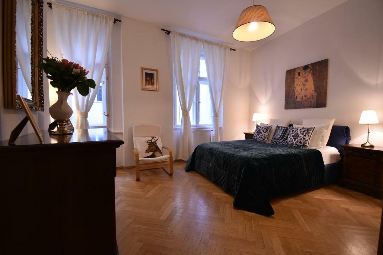 Cozy Flat By The Astronomical Clock Prague Exterior photo