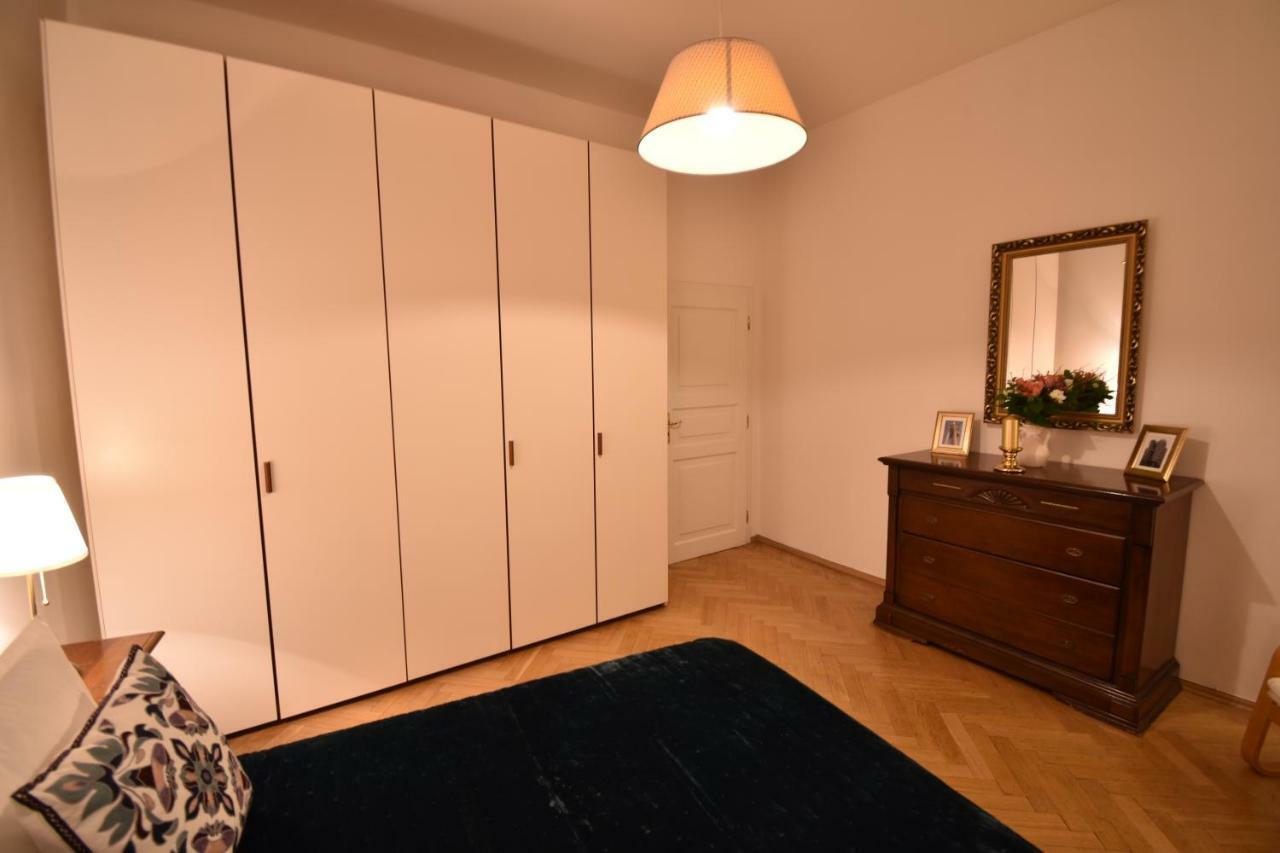 Cozy Flat By The Astronomical Clock Prague Exterior photo