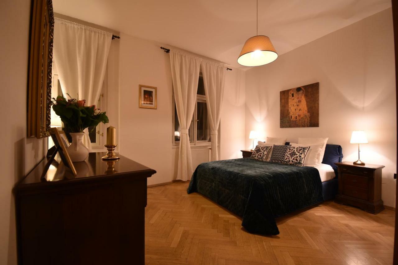 Cozy Flat By The Astronomical Clock Prague Exterior photo