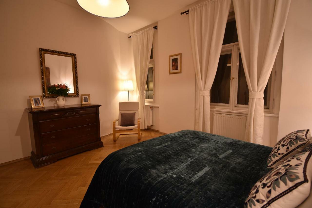 Cozy Flat By The Astronomical Clock Prague Exterior photo